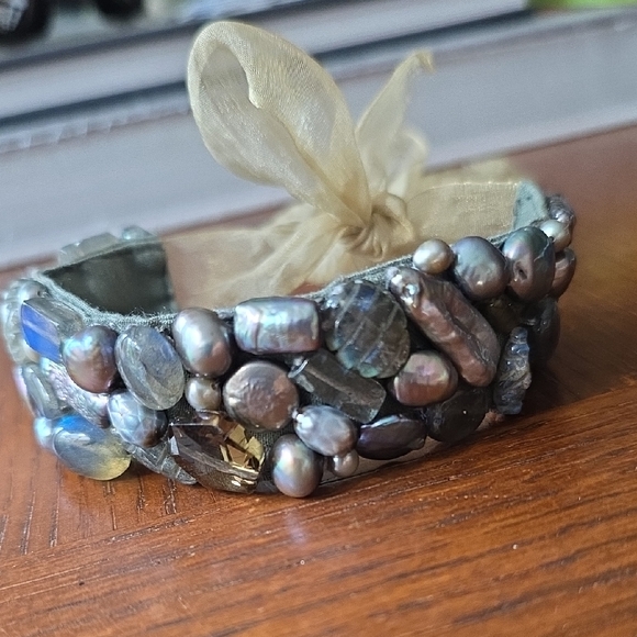 Elegant Pearl and Gemstone Bracelet - Picture 1 of 7